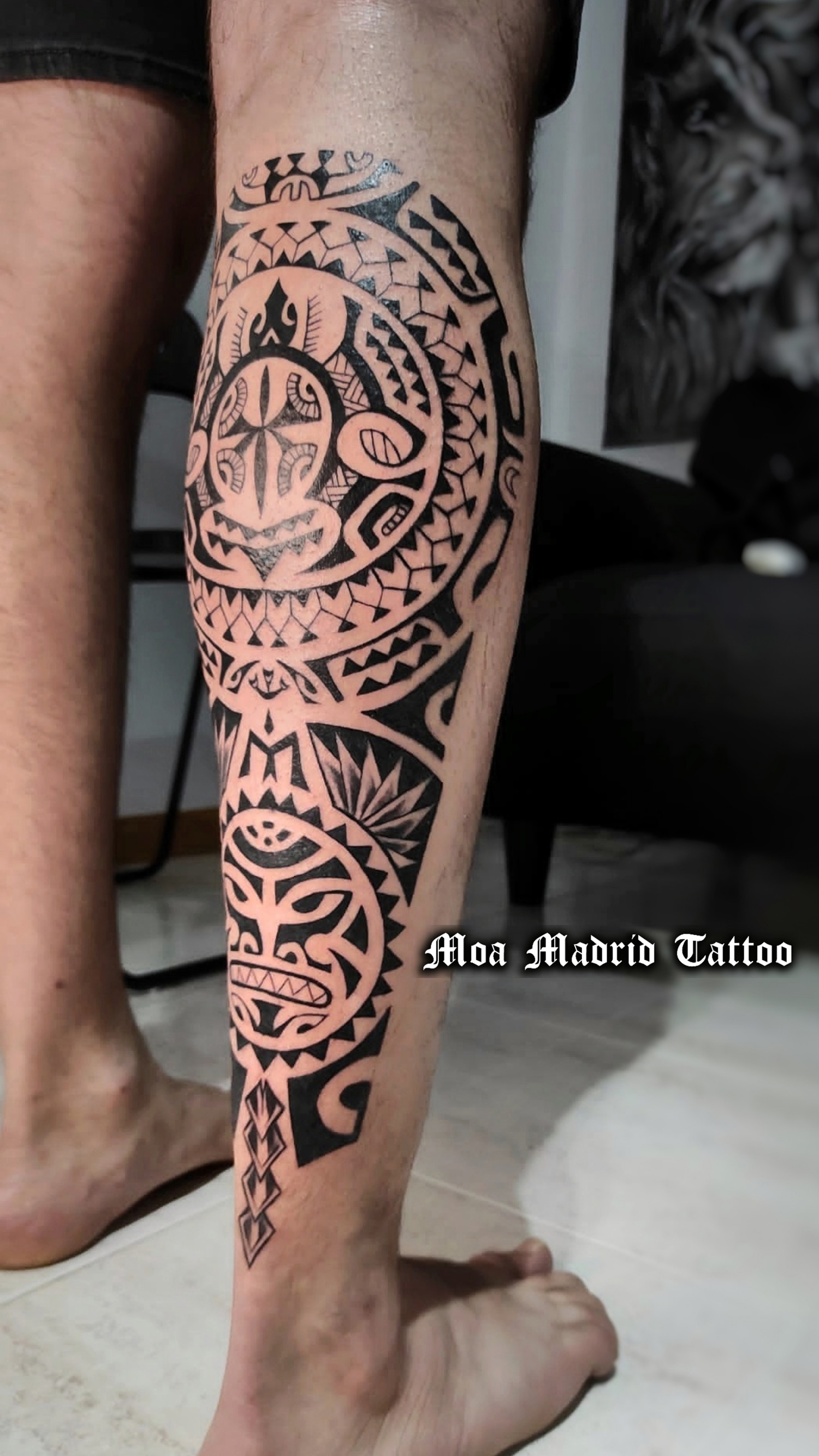 Tatuaje maorí en el gemelo, vista del lado derecho