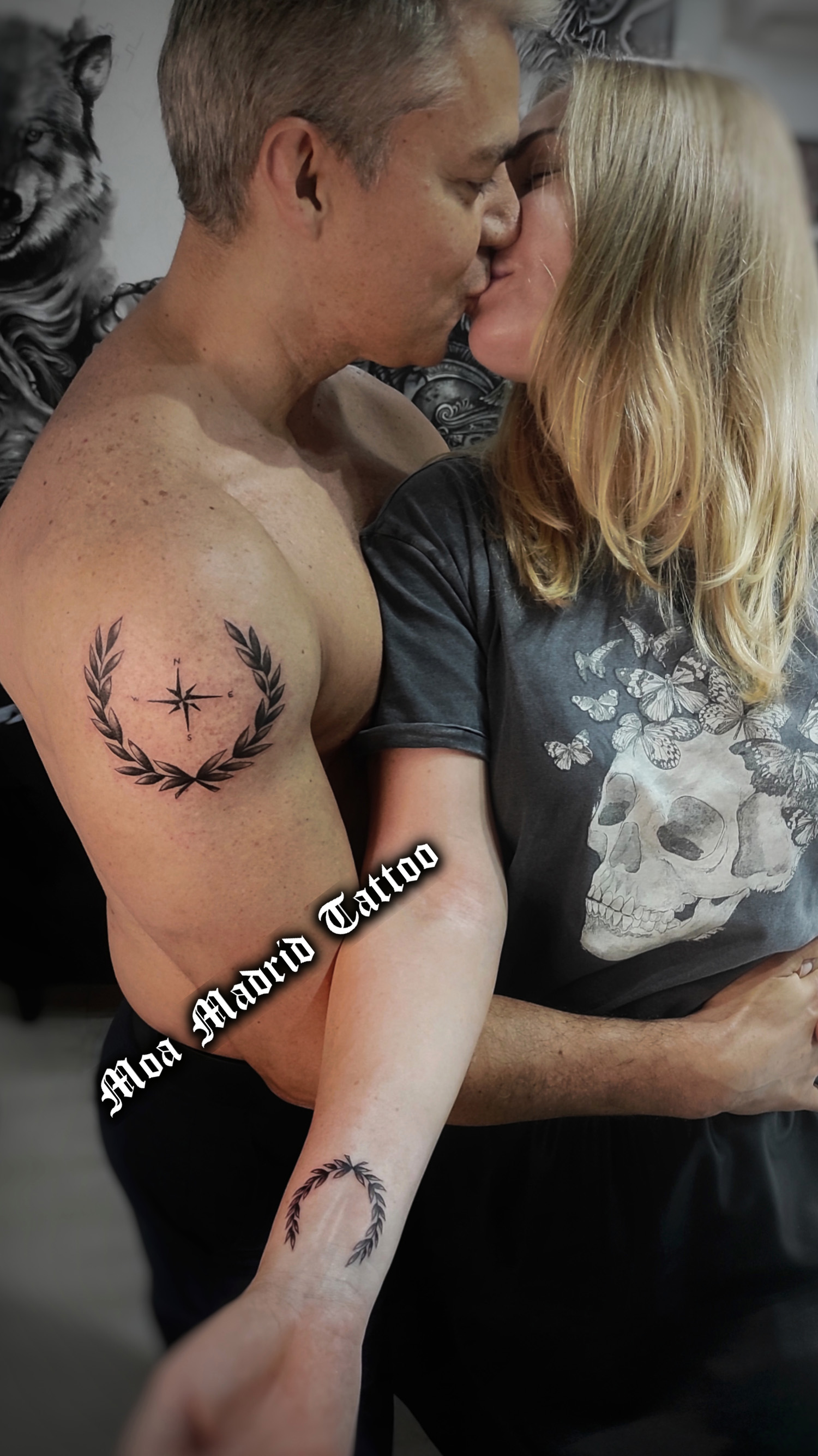 Tatuajes de parejas en Madrid: corona de laurel para ella y él