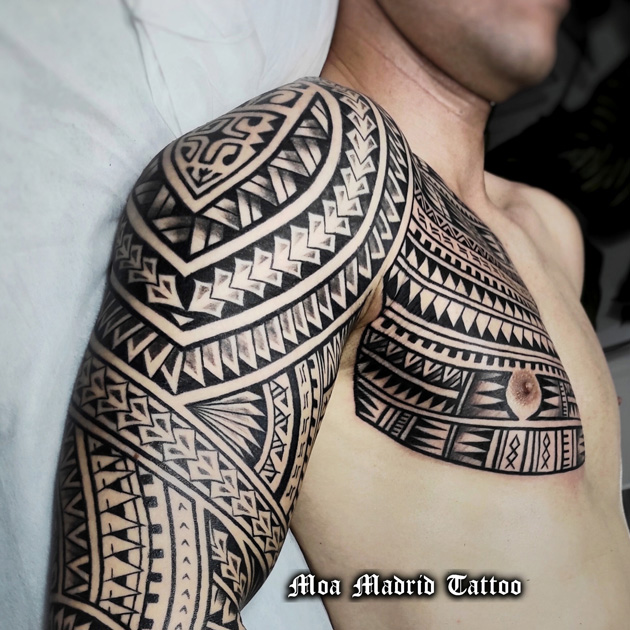 Tatuaje samoano en todo el brazo y pectoral