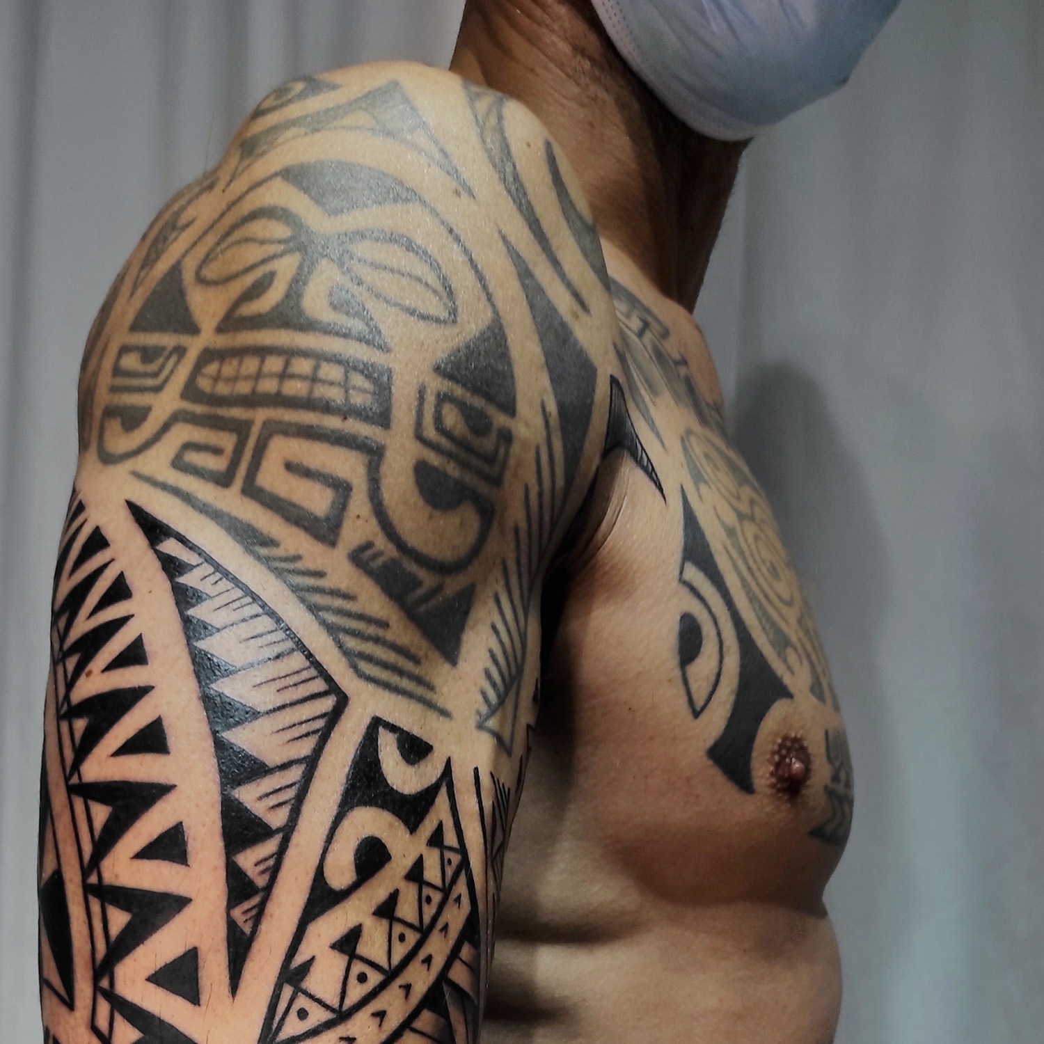 Tatuaje samoano siguiendo las formas del brazo