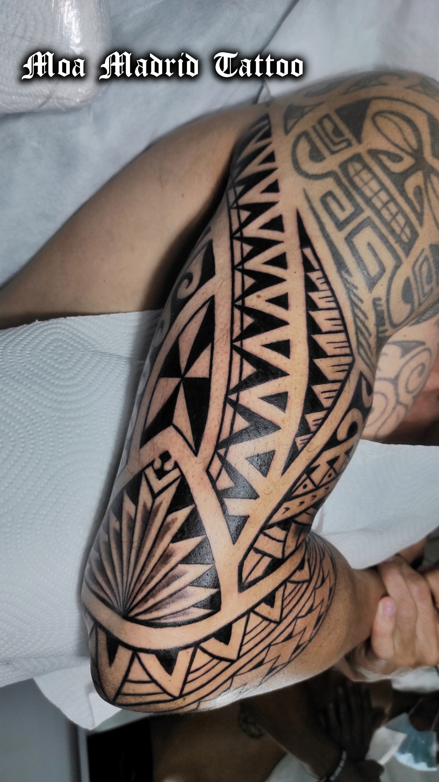 Parte externa del tatuaje samoano adaptado a las formas del brazo