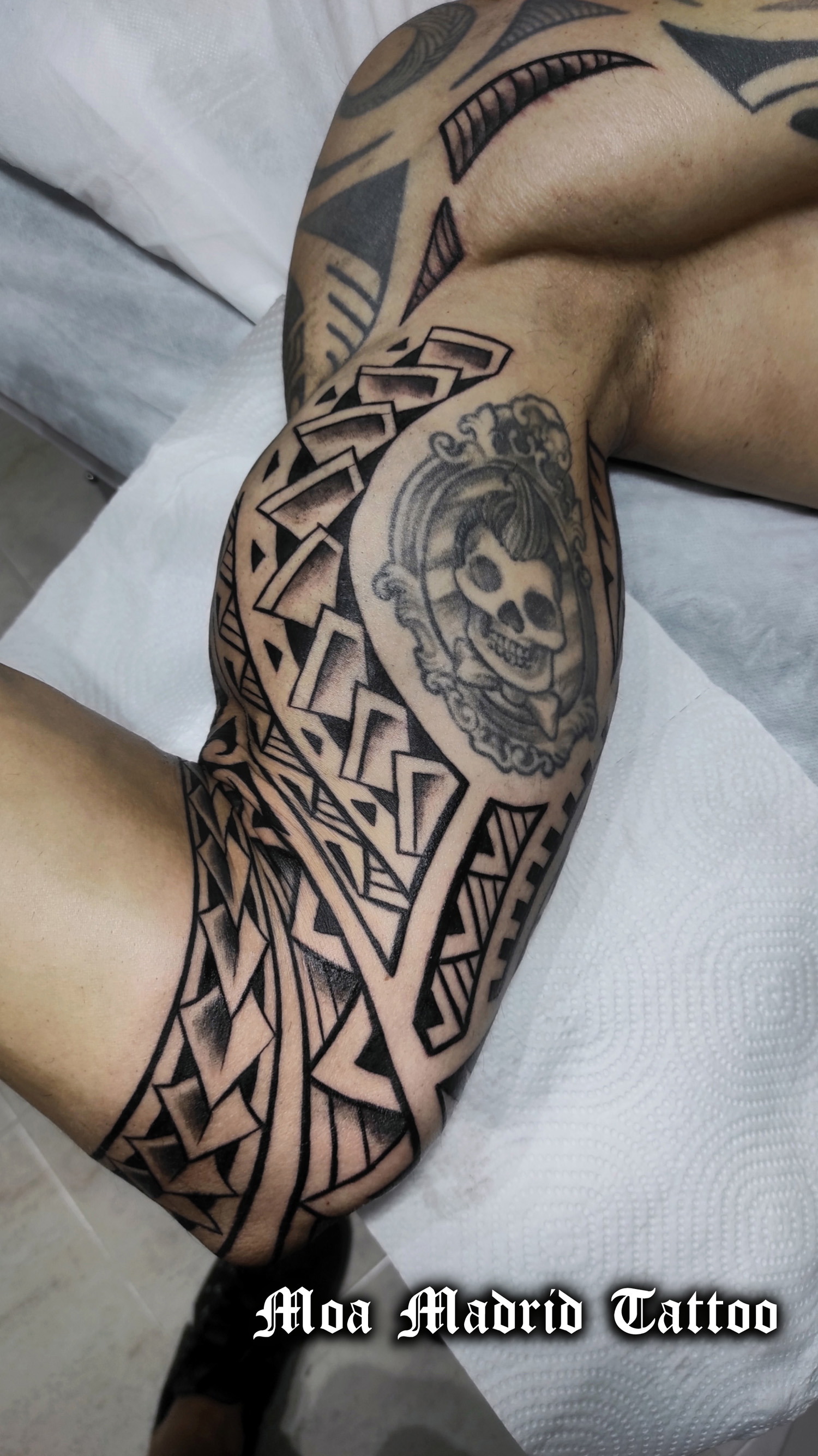 Tatuaje samoano adaptado a los músculos del brazo