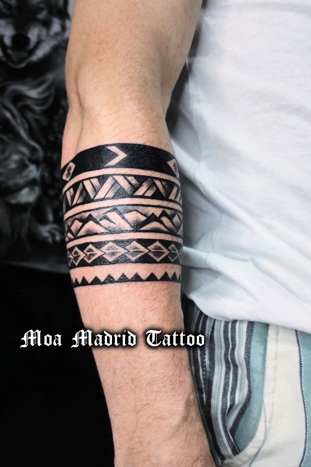 Tatuaje de brazalete estilo maorí inspirado en las montañas, la nieve y el esquí