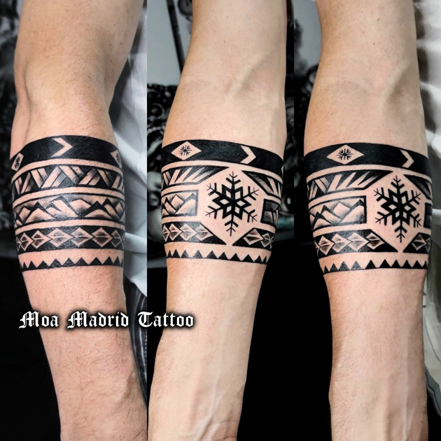 Tatuaje de brazalete maorí con un diseño inspirado en la nieve y las montañas de Andorra