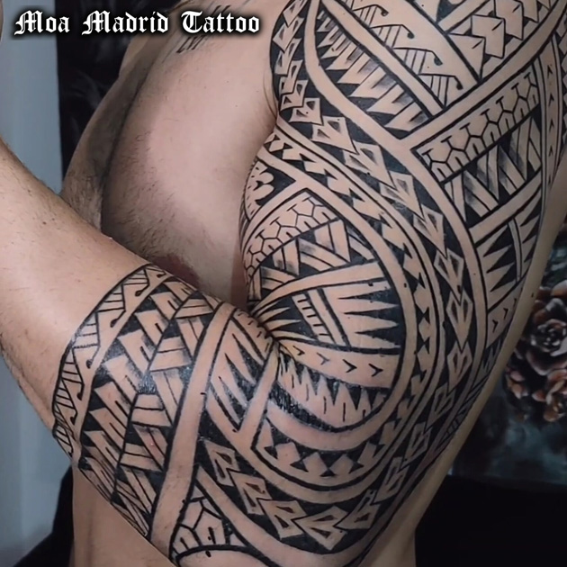 Tatuaje samoano siguiendo las formas del brazo