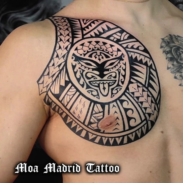 Tatuaje con sol maorí, símbolo de fuerza y liderazgo, en el pectoral