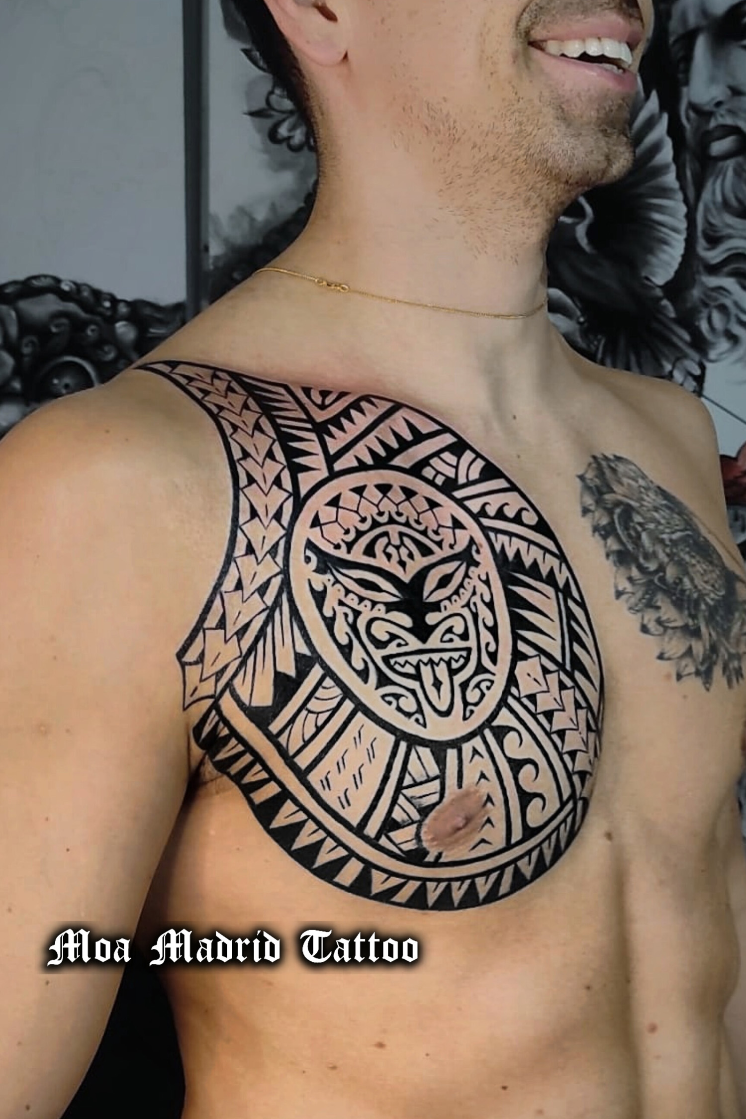 Tatuaje maorí con sol en pectoral de hombre