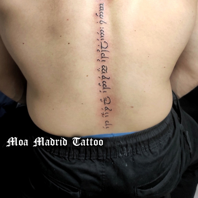 Tatuaje élfico en columna espalda de hombre