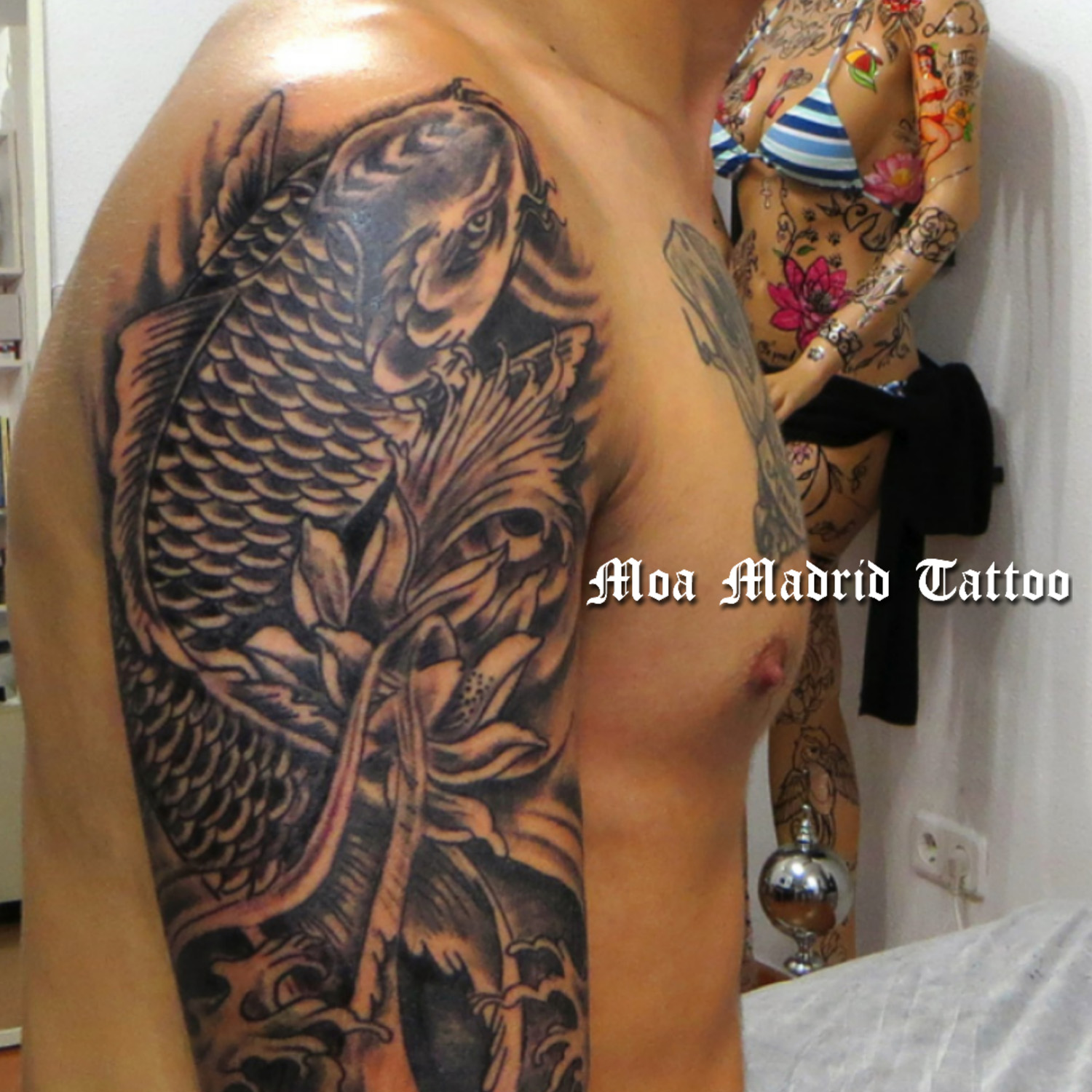Tatuaje oriental carpa koi de hombro a codo