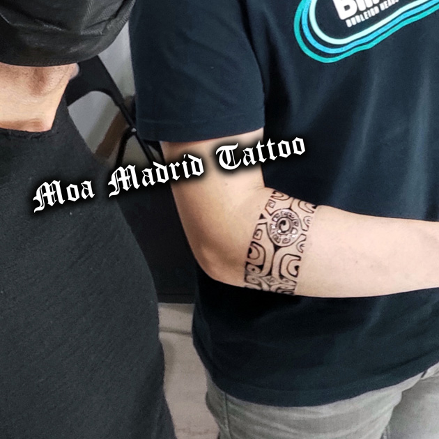 Tatuador maorí polinesio en Madrid