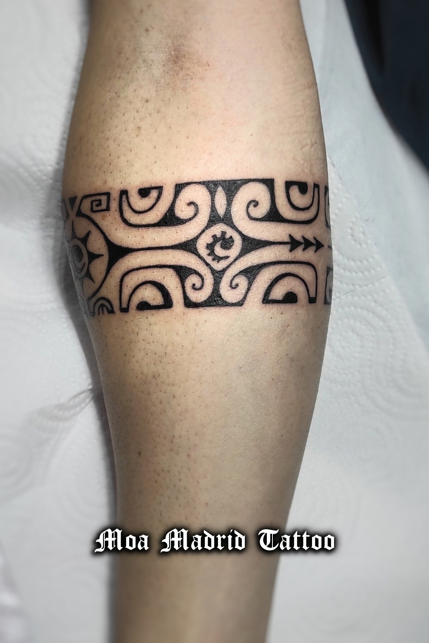 Tatuaje polinesio con cruz marquesana, símbolo de equilibrio y koru, símbolo de superación