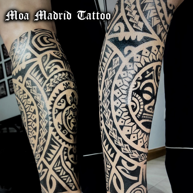 Tatuaje maorí con sol y tortuga en la pierna