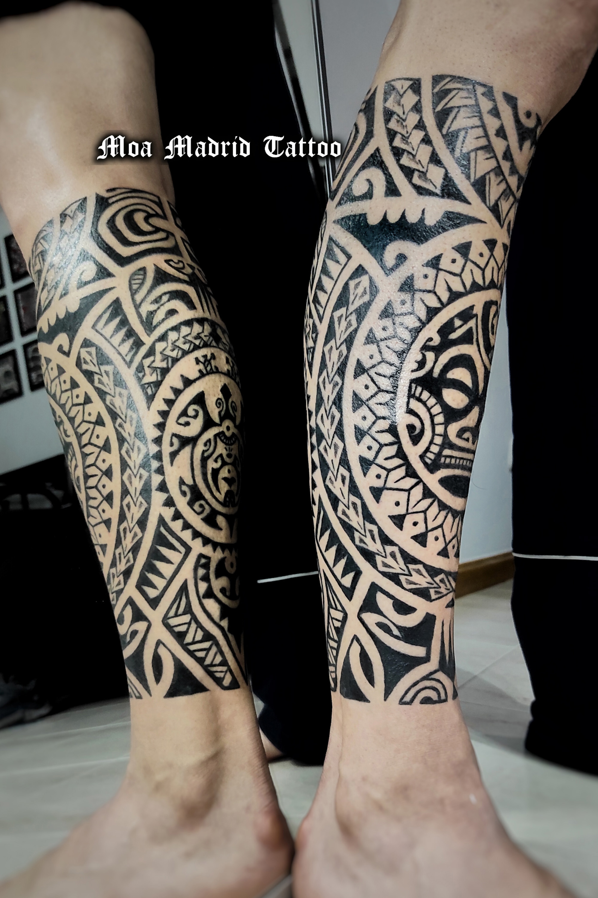 Tatuaje maorí con sol: símbolo de fuerza, y tortuga: símbolo de tranquilidad y familia