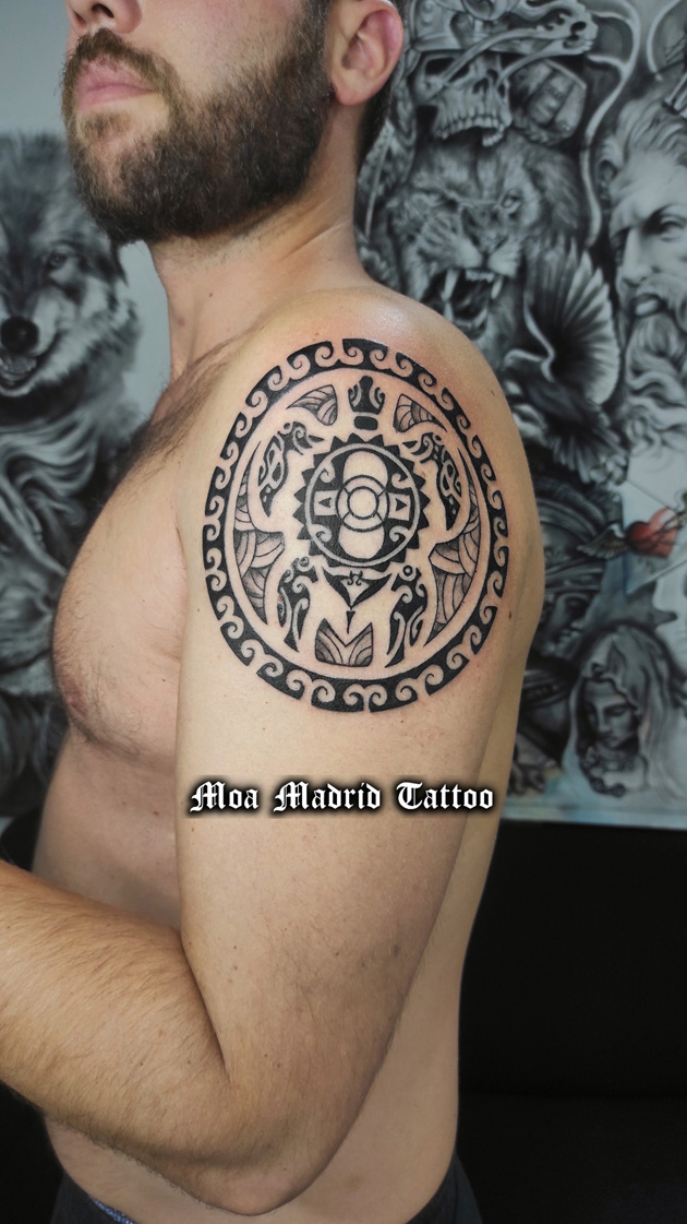 Tatuaje maorí de tortuga en el hombro