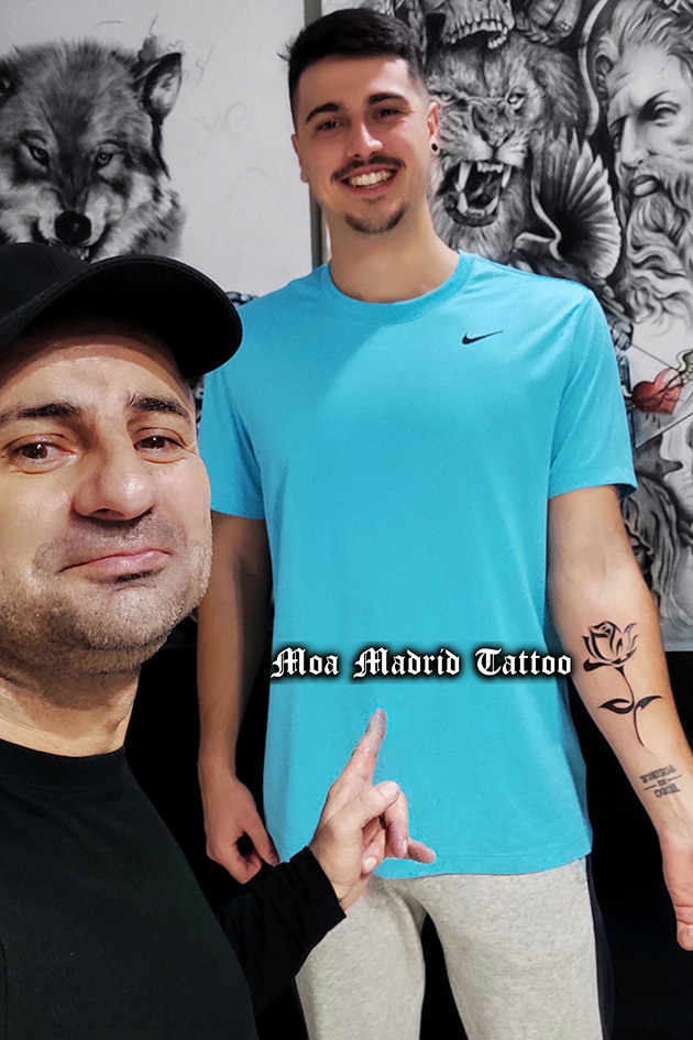 Tatuaje de silueta de rosa