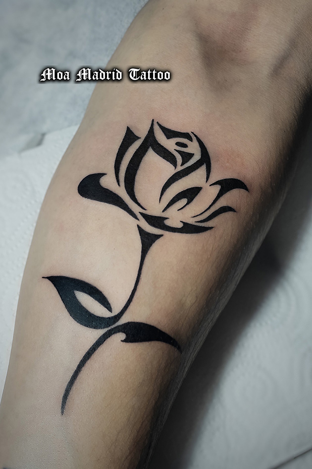 Rosa tatuada en antebrazo