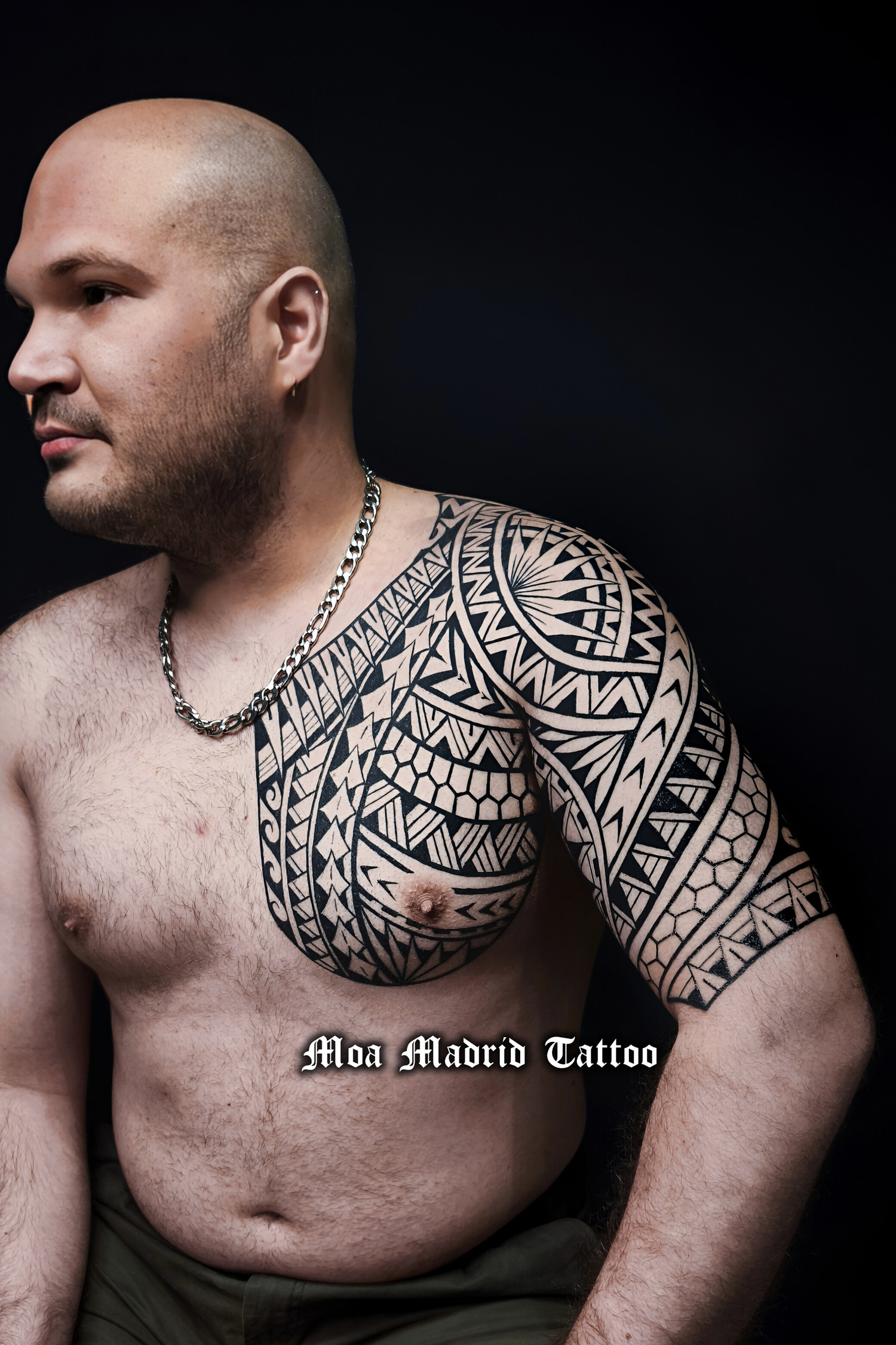 Tatuaje samoano en pectoral y brazo: OLAS en parte interior del bíceps siguiendo la forma de este