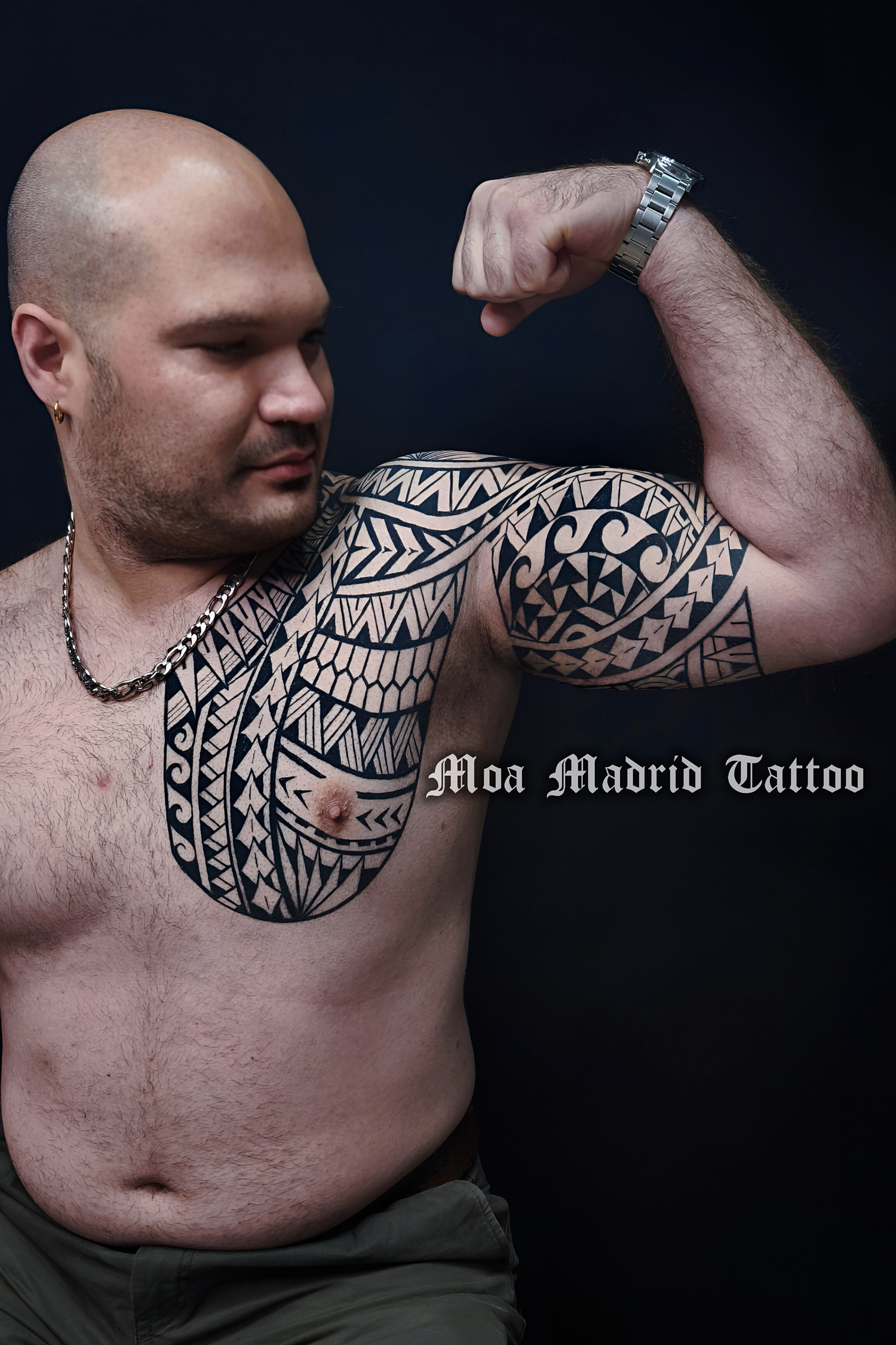 Gran tatuaje samoano en brazo y pecho