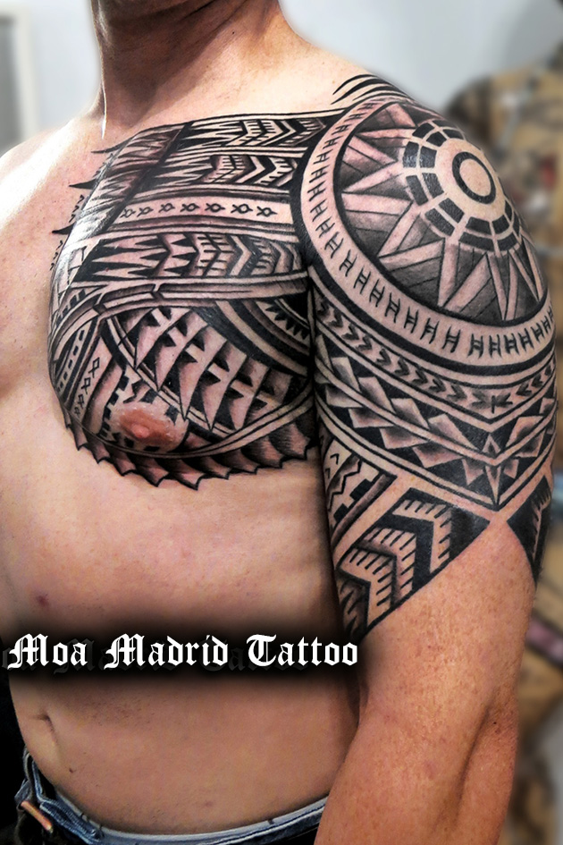 Tatuaje maorí siguiendo forma músculos