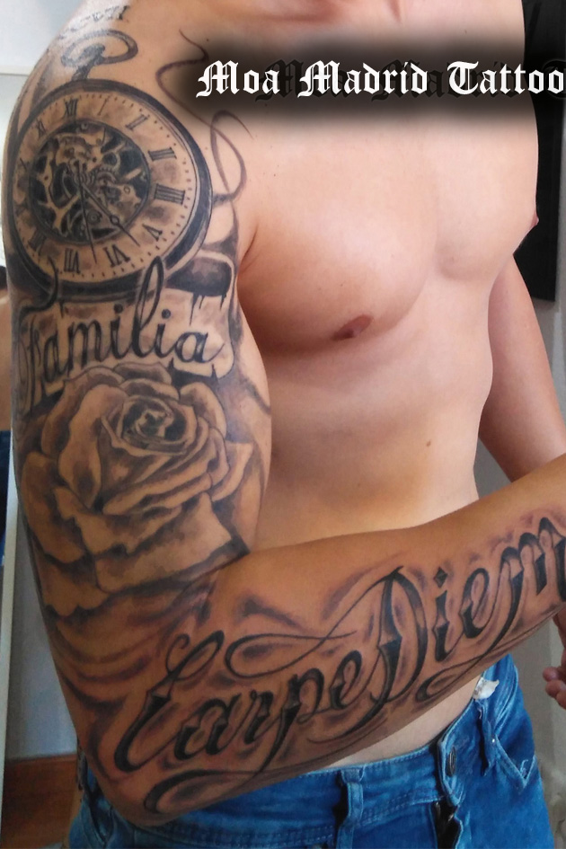 Tatuaje de hombro a codo en realismo con reloj, rosa y lettering