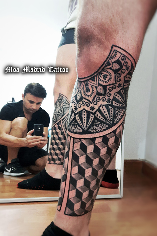 Tatuaje geométrico 3D con mandala en la pierna