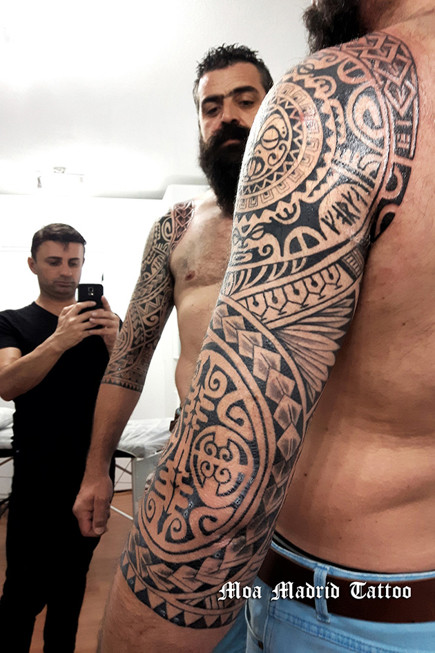 Tatuador de brazo maorí en Madrid