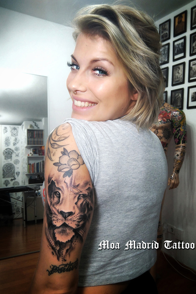 Tatuaje elegante de léon en el brazo