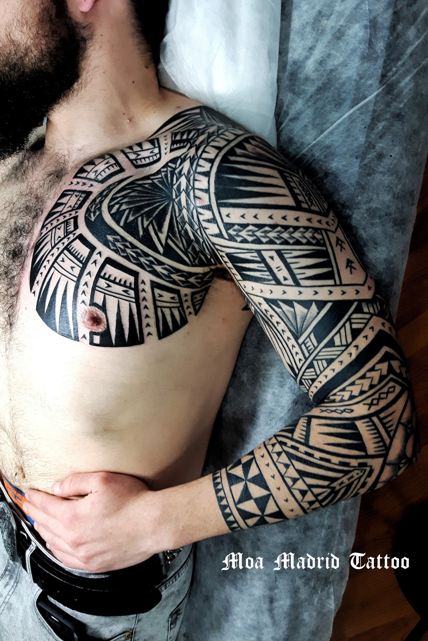 Tatuaje maorí en todo el brazo y pectoral Moa Madrid Tattoo