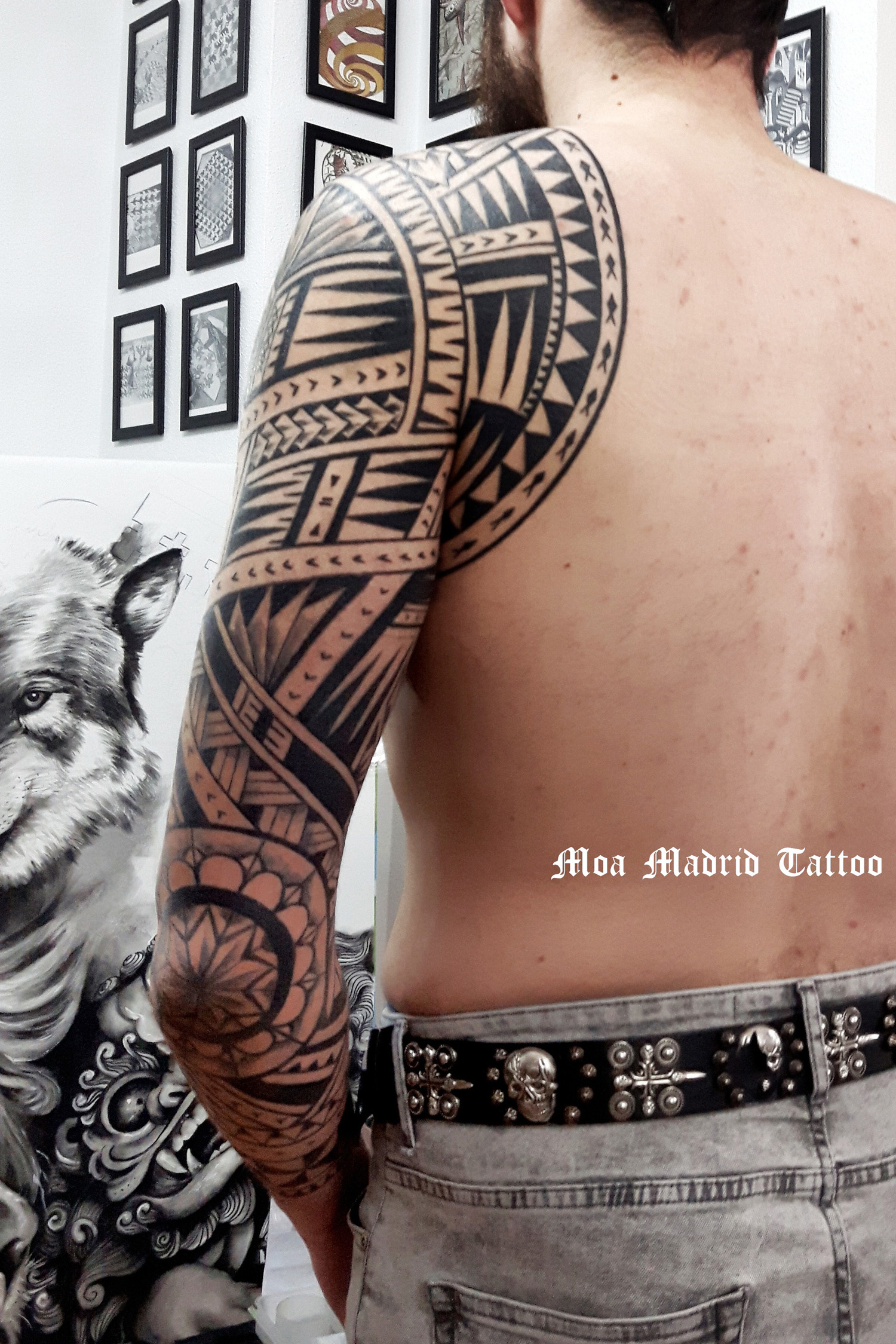 Tatuaje maorí en todo el brazo y pectoral Moa Madrid Tattoo