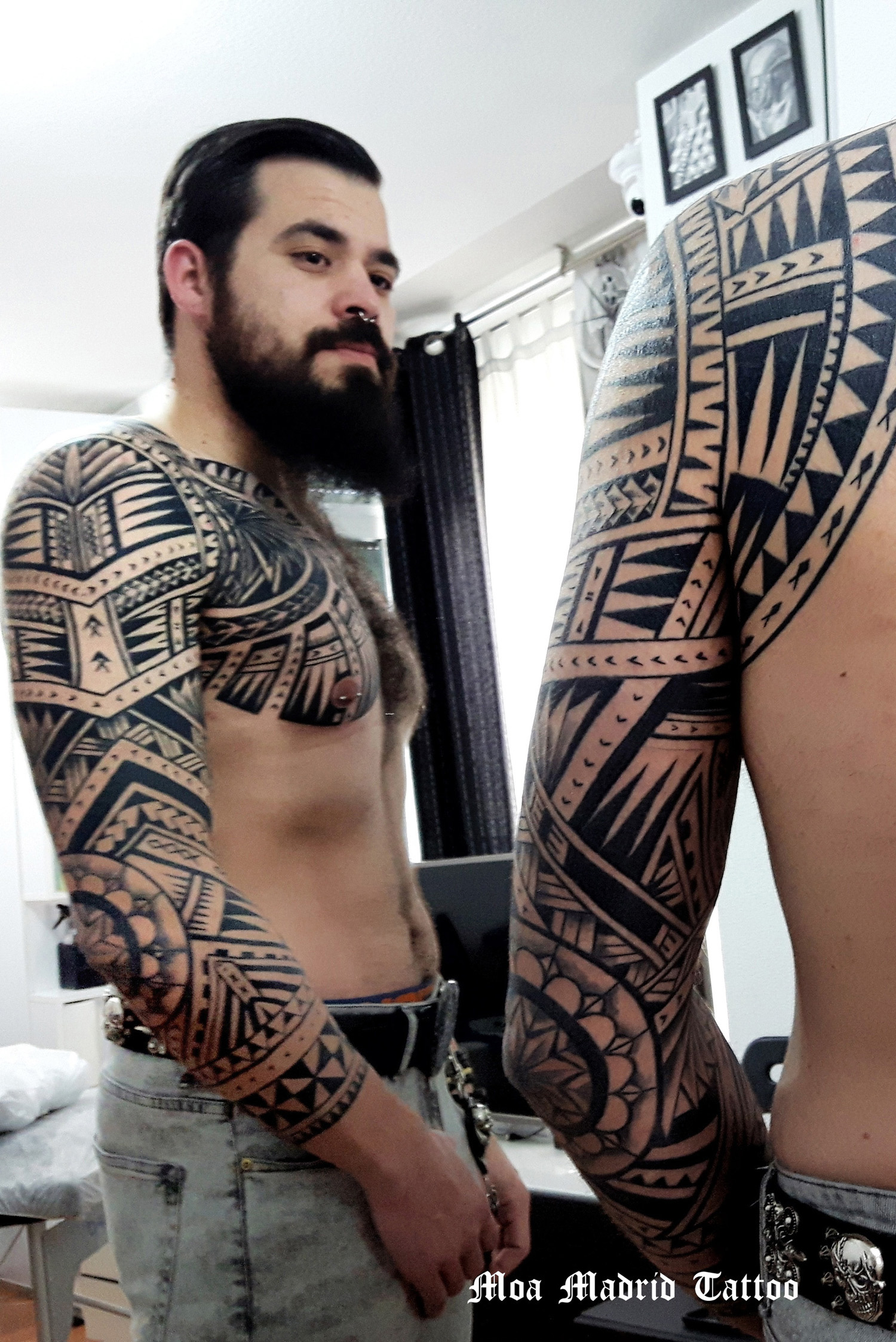 Vista completa del tatuaje maorí en pecho brazo entero y omóplato