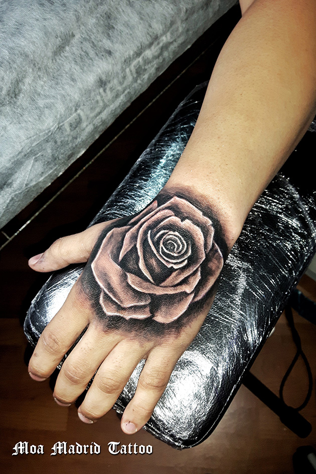 Tatuaje de rosa negra en el dorso de la mano