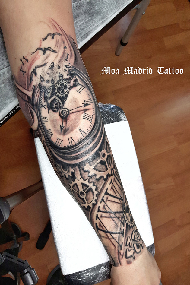Tatuaje de reloj y números romanos con efectos 3D en el antebrazo