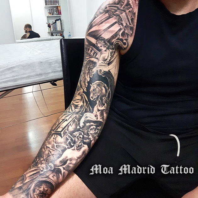 Brazo tatuado con esculturas clásicas
