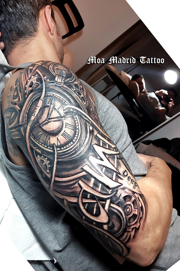 Tatuaje en realismo con relojes y textos con efecto 3D