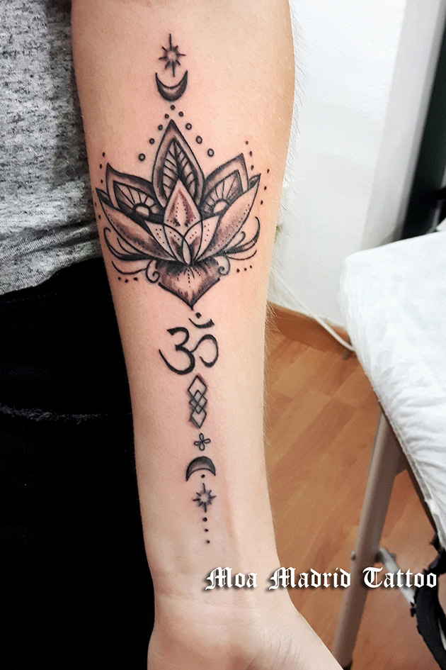 Tatuaje de flor de loto enantebrazo de mujer