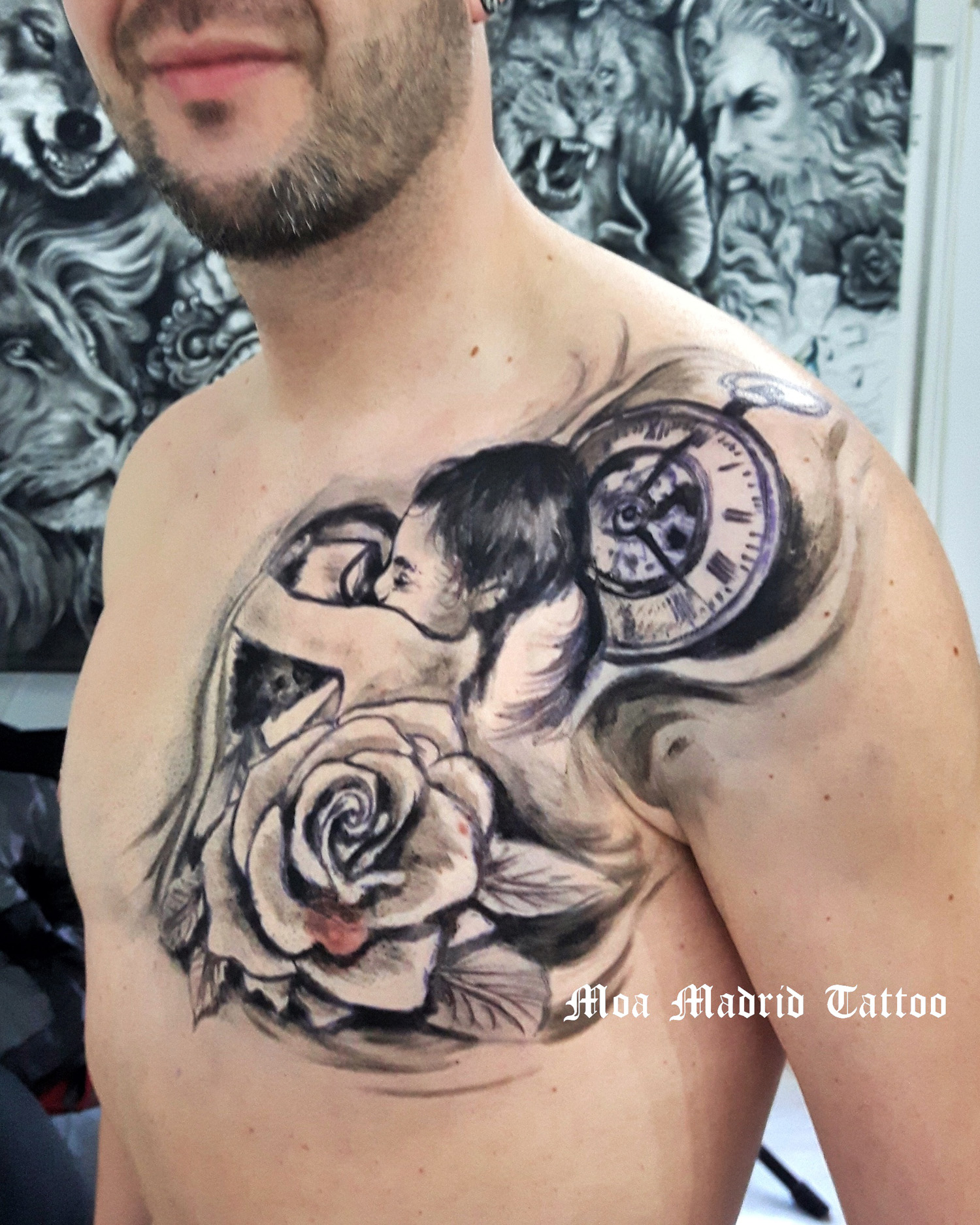 Tatuaje de padre e hija abrazándose hecho en el pectoral | Moa Madrid Tattoo