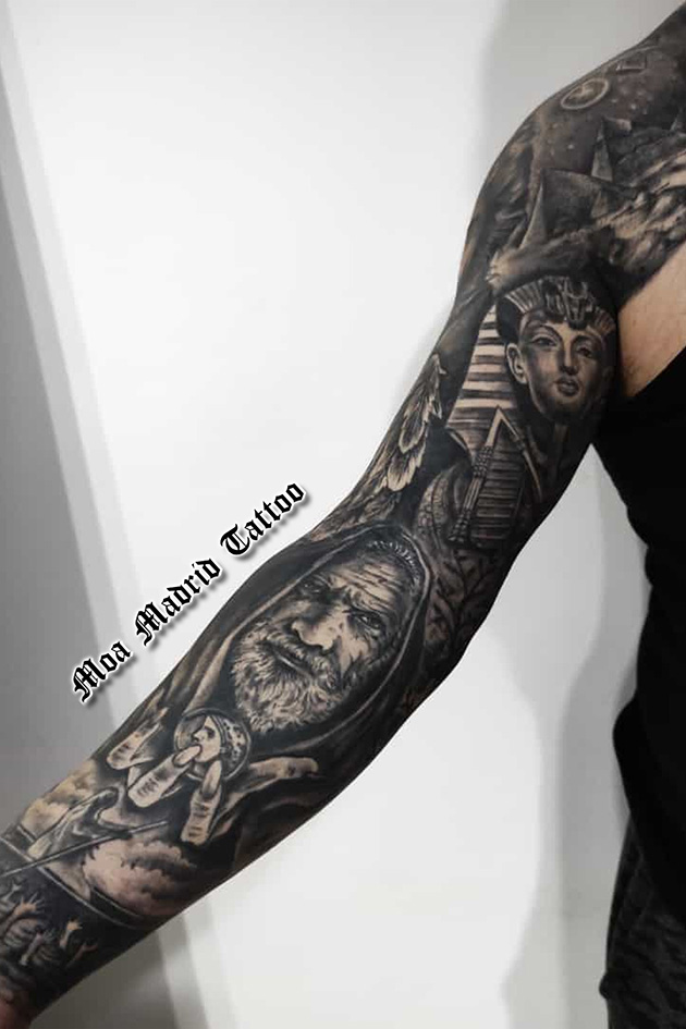 Todo el brazo, hombro y mano llenos de tatuajes de realismo