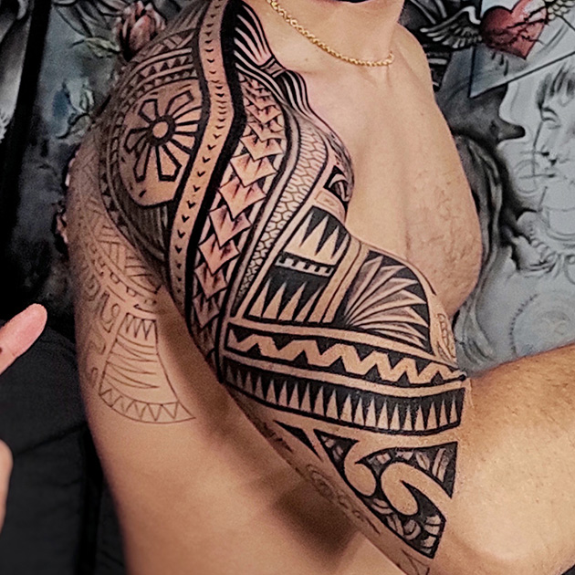 GRAN tatuaje samoano en el brazo y en TODO el omóplato