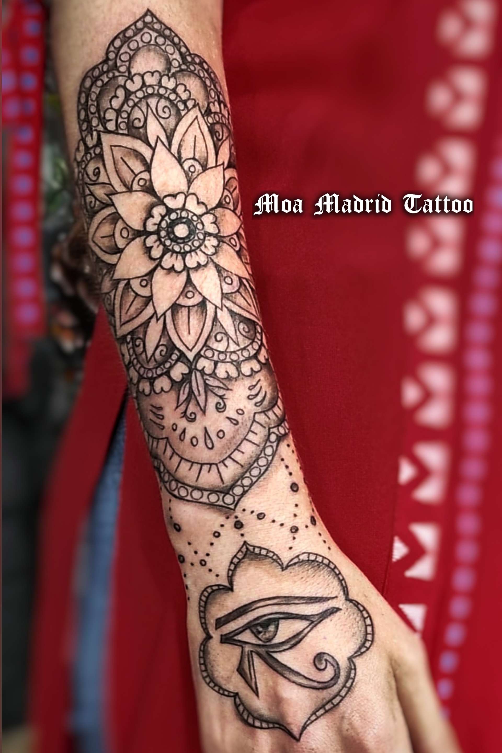Gran tatuaje de mandala, diseño exclusivo en antebrazo | Moa Madrid Tattoo