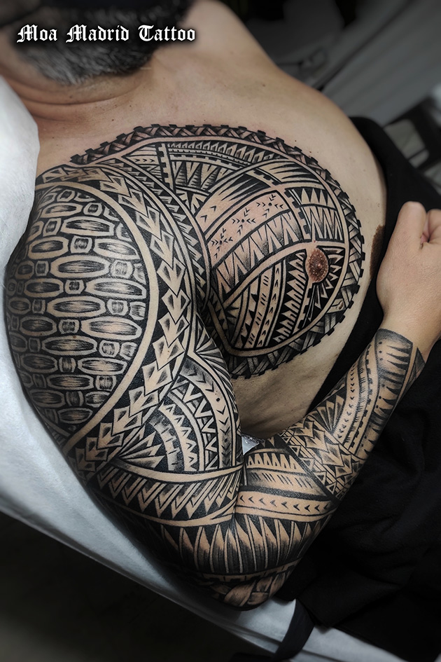 Enorme tatuaje samoano de brazo entero + pectoral