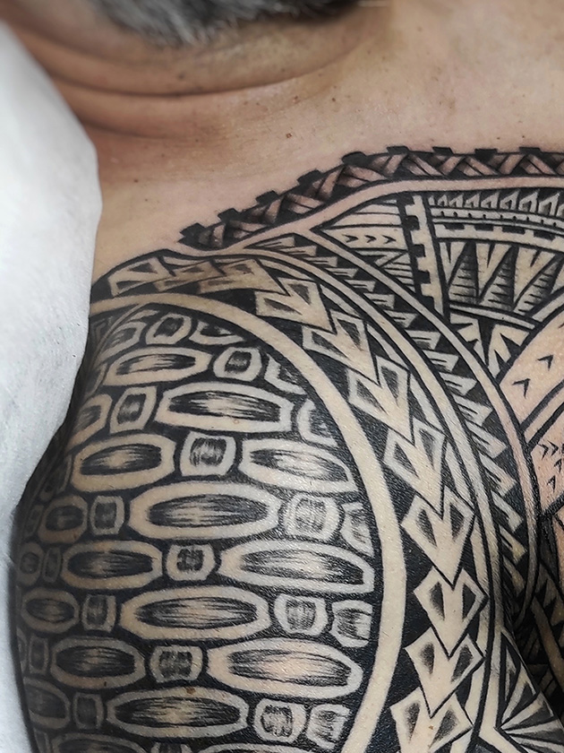 Enorme tatuaje samoano de brazo entero + pectoral