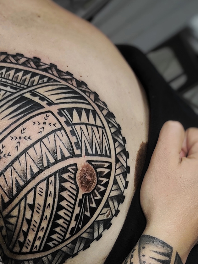 Enorme tatuaje samoano de brazo entero + pectoral