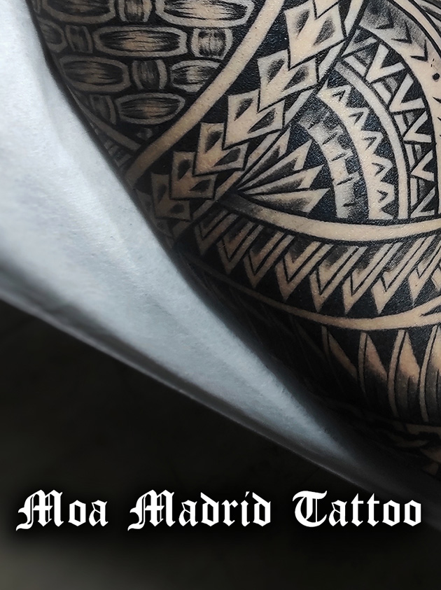 Enorme tatuaje samoano de brazo entero + pectoral