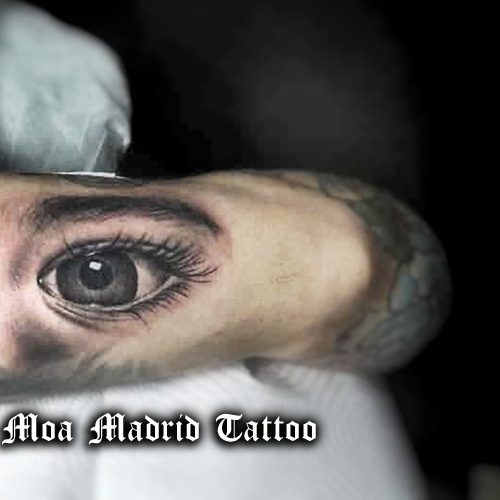 Tatuaje de ojos muy realistas en el tríceps