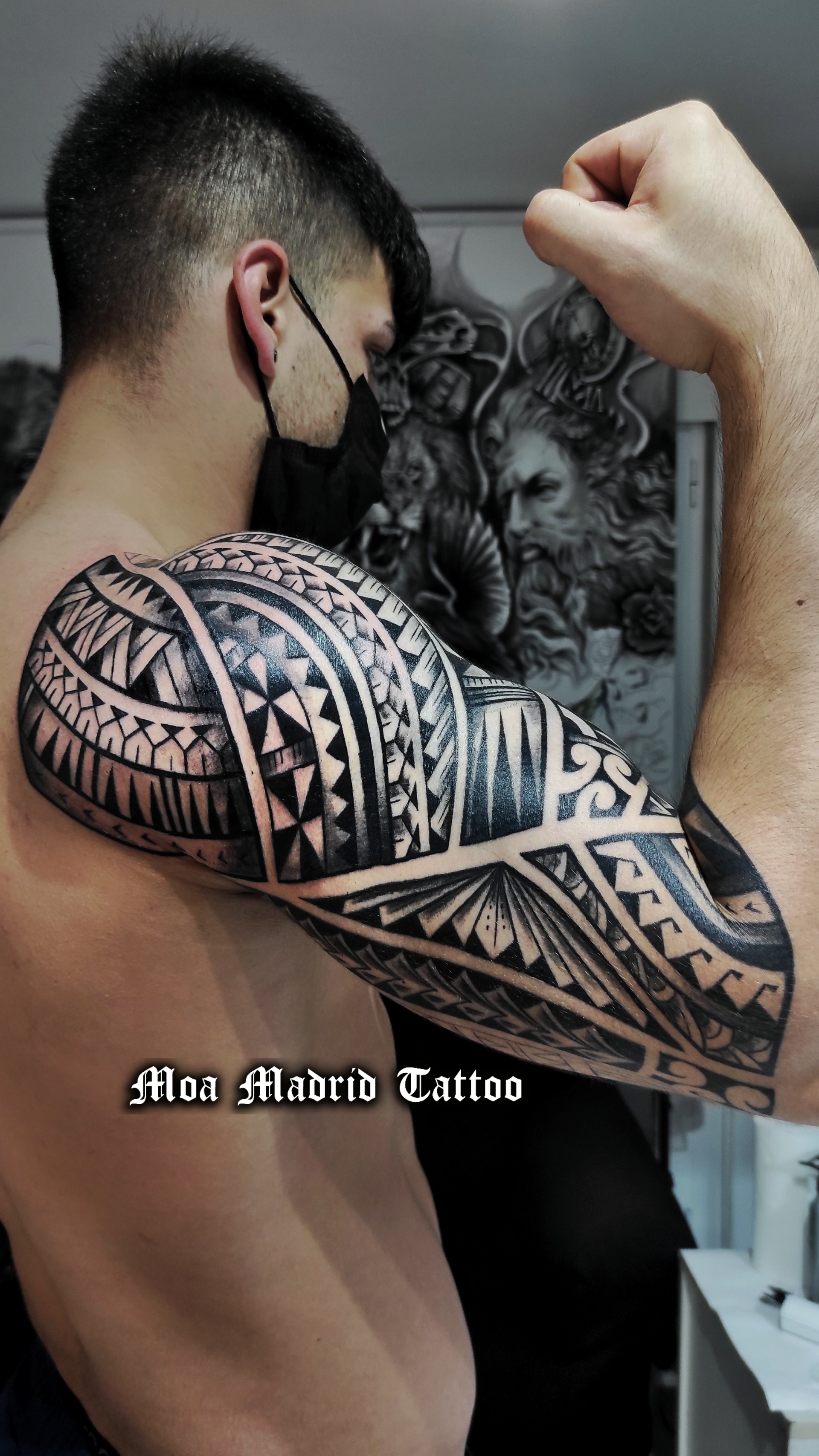 Tatuaje samoano de hombro a codo siguiendo las formas de su brazo | Moa  Madrid Tattoo