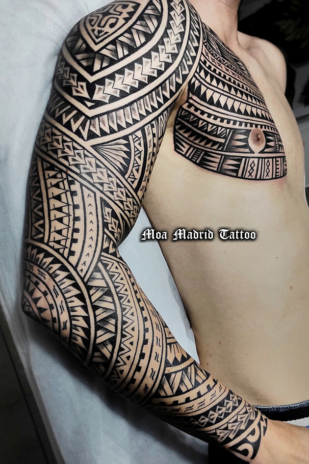 Tatuaje samoano en todo el brazo y pectoral