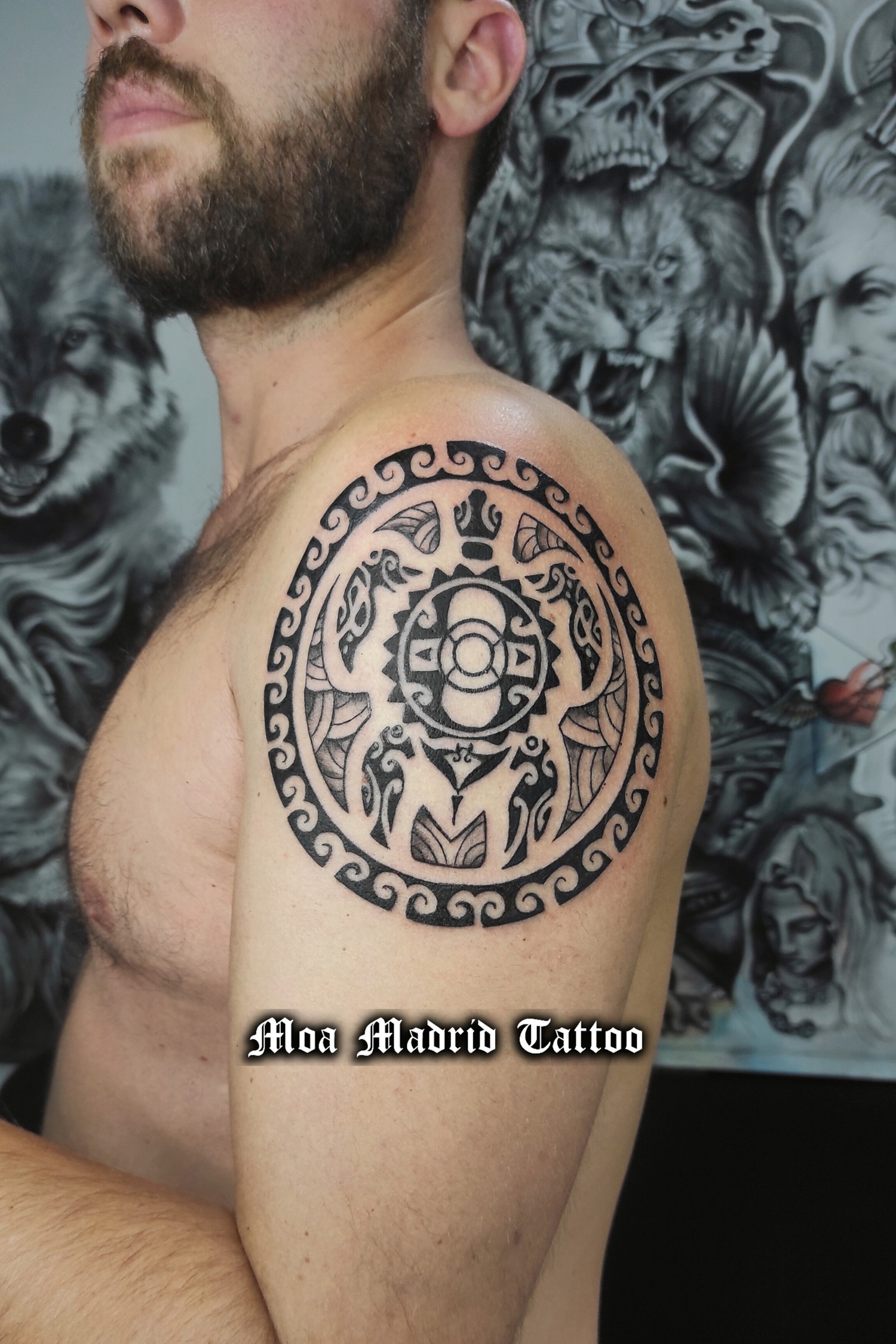 Tatuaje de tortuga maorí en el hombro