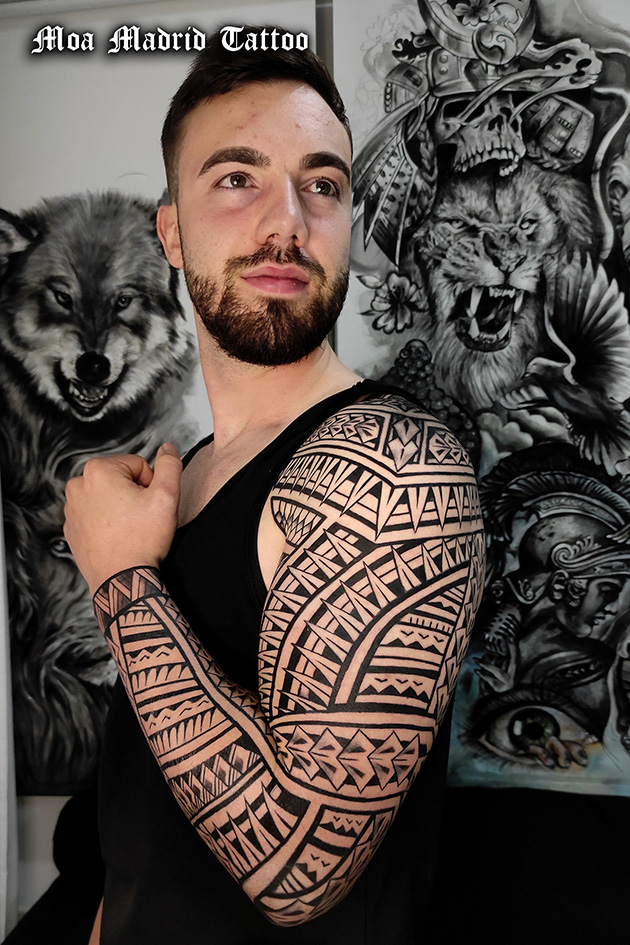 Todo el brazo tatuado samoano