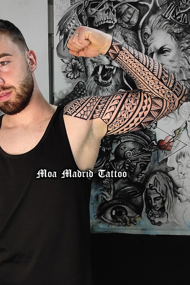 Todo el brazo tatuado samoano