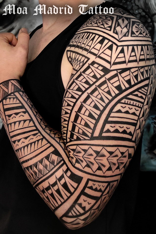 Todo el brazo tatuado samoano